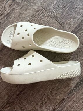 Crocs Shoes Sandals Women Size W9 Ivory Classic Platform Slides Beach Open Toe